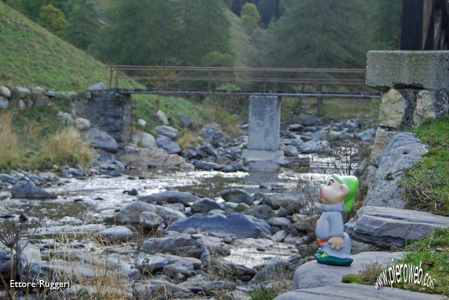 84 - uno dei sette nani  osserva il fiume e aspetta l'arrivo di  Bianca-neve ....JPG